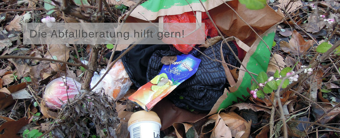 Foto: Müll in der Landschaft mit Slogan "die Abfallberatung hilft gern"