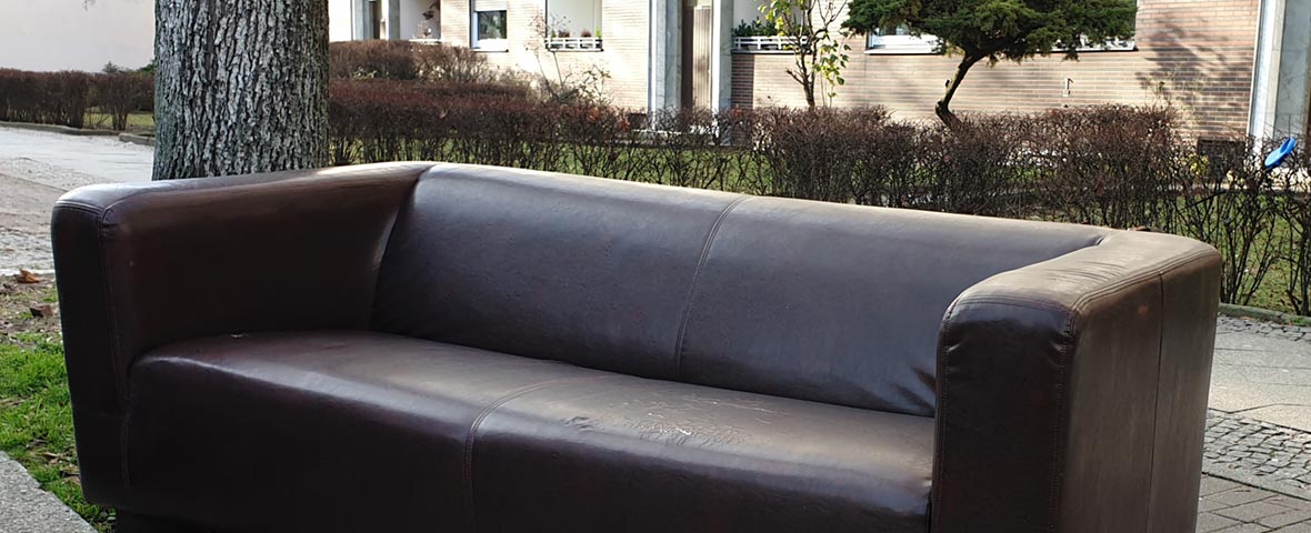 Foto: Ein braunes Sofa, am Straßenrand bereitgestellt zur Entsorgung