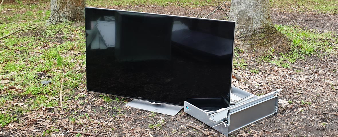 Foto: Ein Flachbildfernsehgerät, bereitgestellt zur Entsorgung