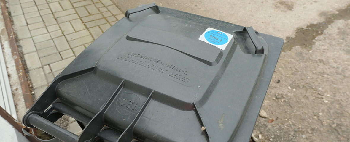 Foto: Ein 120 Liter Restabfallbehälter mit Gebührenmarken