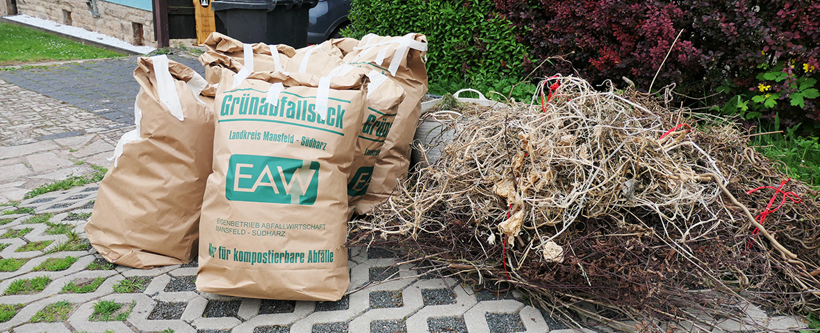 Foto: EAW-Grünabfallsäcke stehen zur Abholung bereit