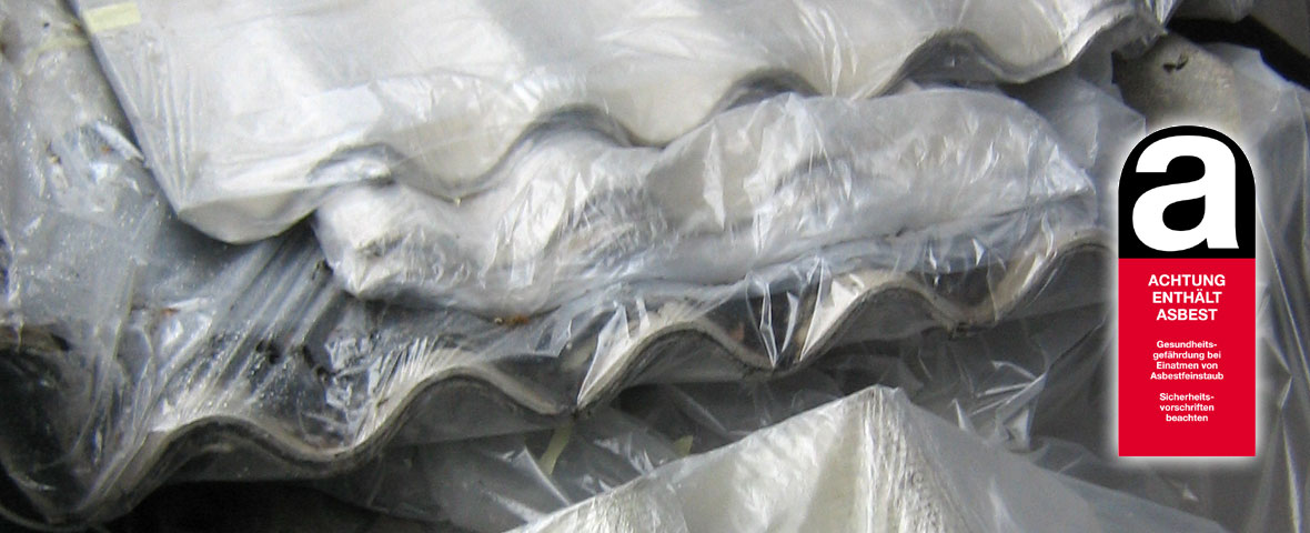Bildcollage: Foto von in Folie verpackten Wellasbestplatten inkl. des Warnhinweises "Asbest"
