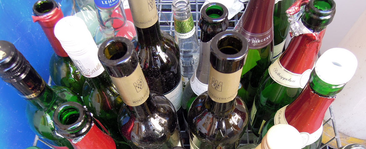 Foto: diverse leere Wein und Sektflaschen stehen zur Entsorgung bereit