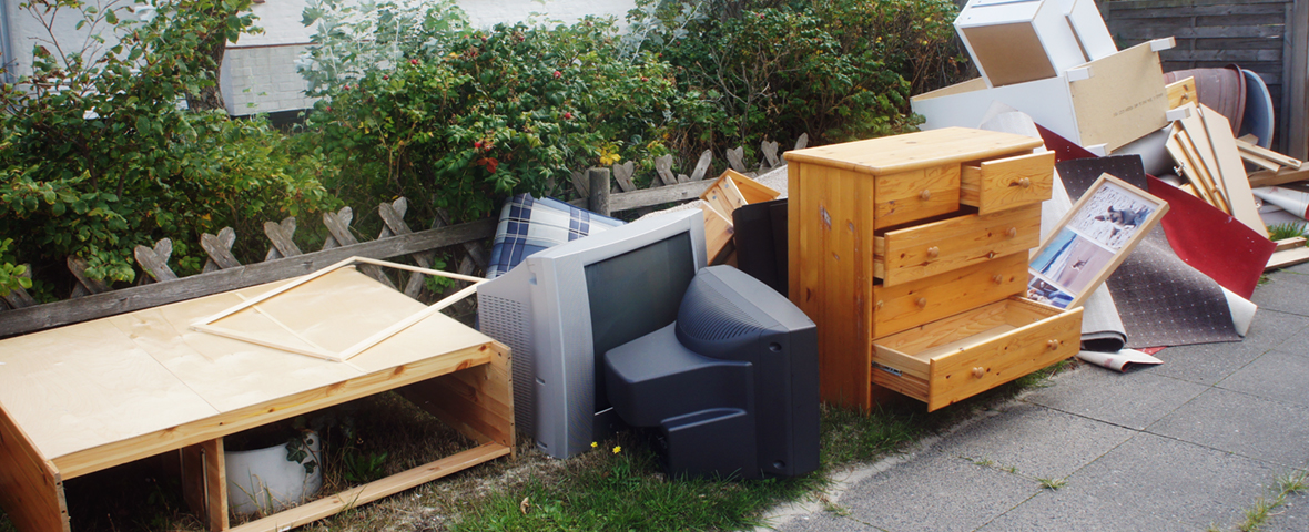 Foto: Verschiedene sperrige Abfälle stehen zur Entsorgung bereit