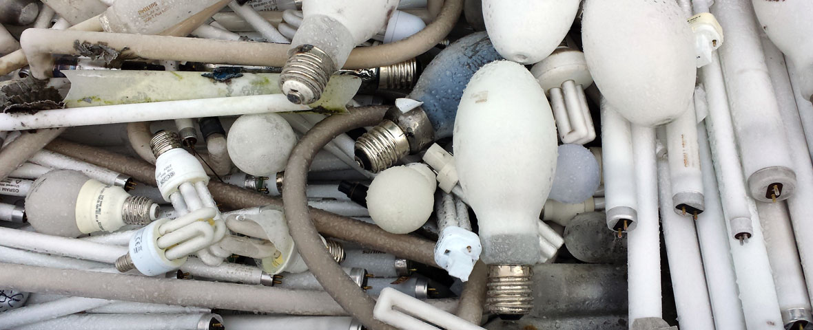 Foto: diverse Gasentladungslampen in einem Sammelbehälter