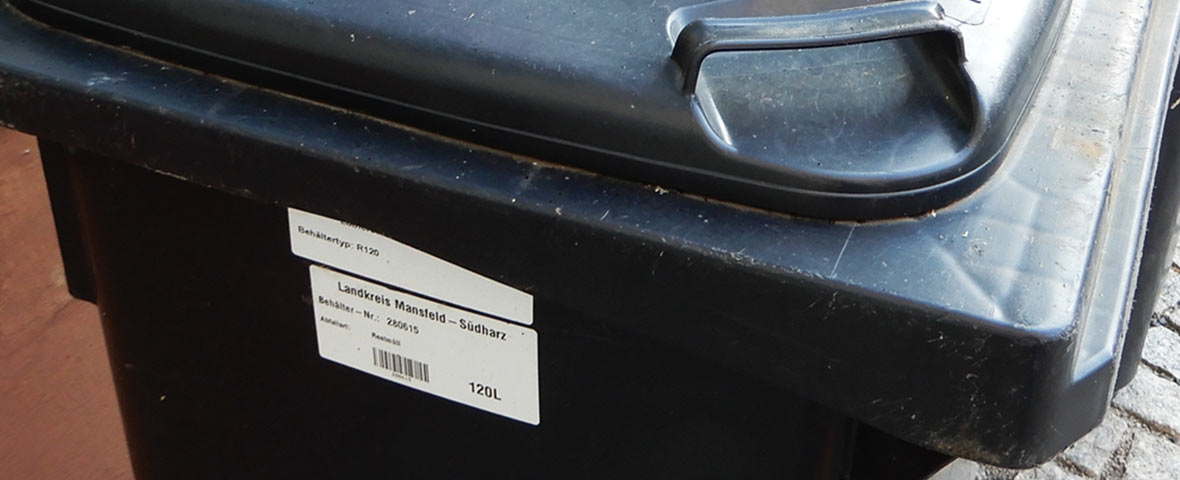 Foto: Restabfallbehälter mit Behälteraufkleber am Korpus