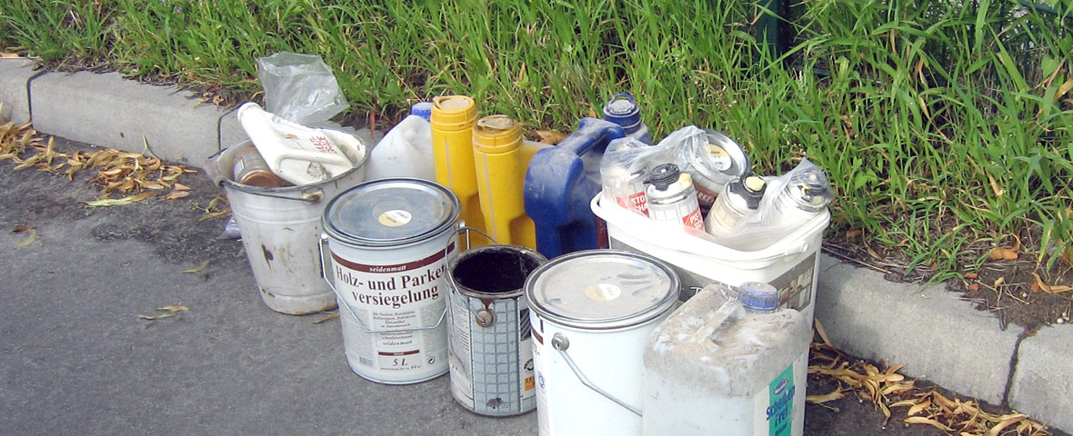 Foto: Gefährliche Abfälle (Farbeimer und -Dosen) stehen am Straßenrand - das ist nicht erlaubt