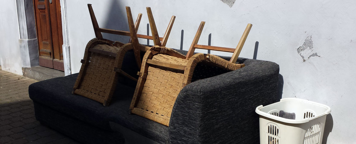 Foto: Ein Sofo und zwei Stühle stehen zur Abholung als Sperrmüll bereit