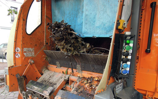 Foto zeigt ein Baumschnittbündel in der Schüttung eines Sammelfahrzeugs